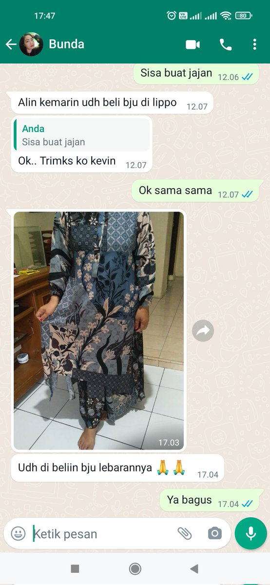 donvincarleo's tweet photo. Anjay mami mami gaul full senyum malak baju lebaran https://t.co/RddKHHS15J
