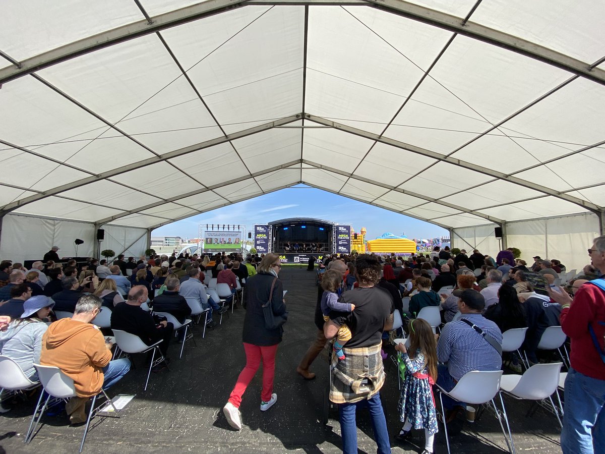 Excited to be at @FullyChargedShw which is absolutely buzzing! I’ll be talking about how to engage audiences to help tackle climate change - seems they’re doing a good job already! Congratulations @FullyChargedDan @bobbyllew #FullyChargedShow #standingroomonly
