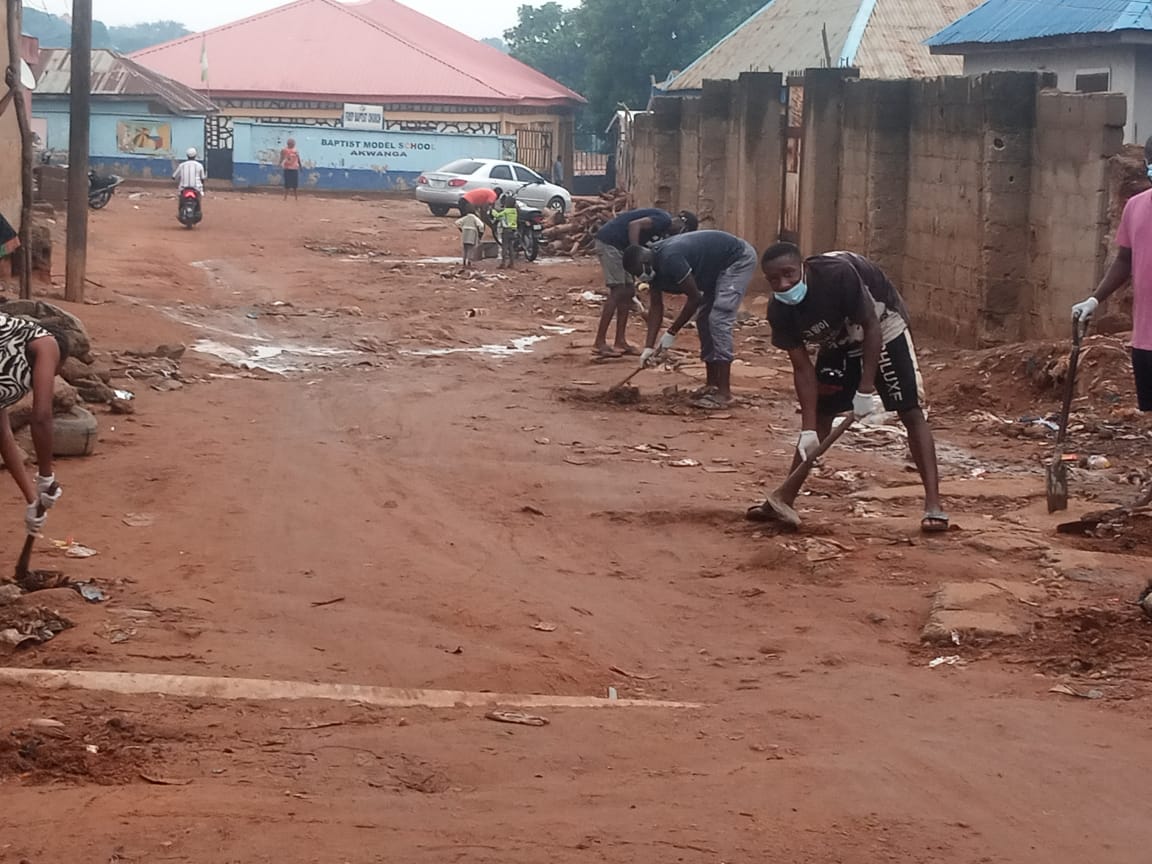 nankremanda's tweet photo. Today I join the young people in my home town #akwanga to begin the process of achieving a cleaner environment. #WeCleaned
#CleanUpAkwanga
#OneStreetAtATime https://t.co/UT78P3PZVK https://t.co/cDwFcHZmLp