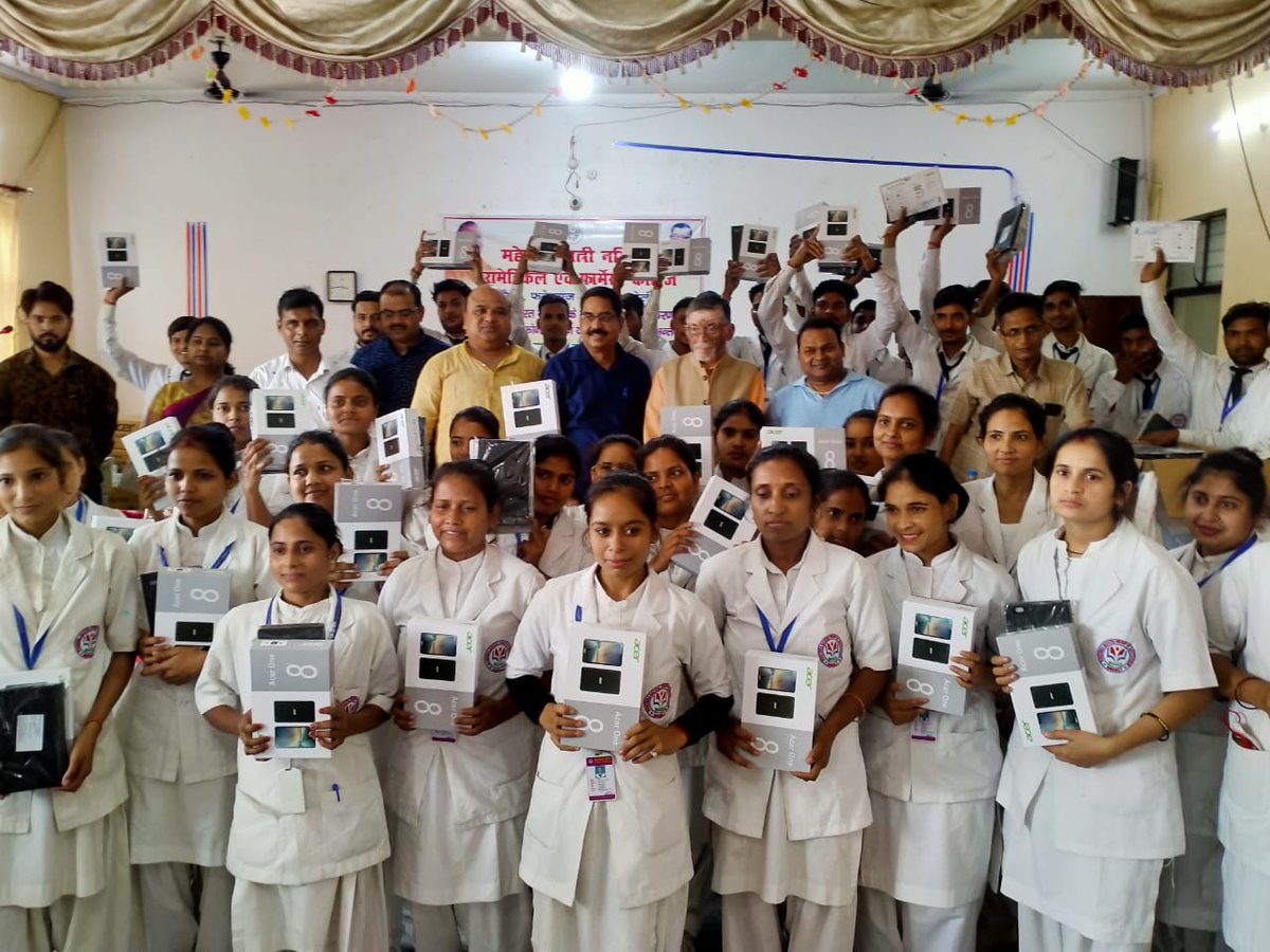 santoshgangwar's tweet photo. प्रदेश सरकार द्वारा युवाओं को तकनीकी रूप से सशक्तिकरण करने हेतु टैबलेट वितरण अभियान के अंतर्गत आज फतेहगंज पश्चिमी स्थित महेंद्र गायत्री नर्सिंग , पैरा मेडिकल एवं फार्मेसी कॉलेज में टैबलेट वितरण किया। https://t.co/QYFfKR7RHr