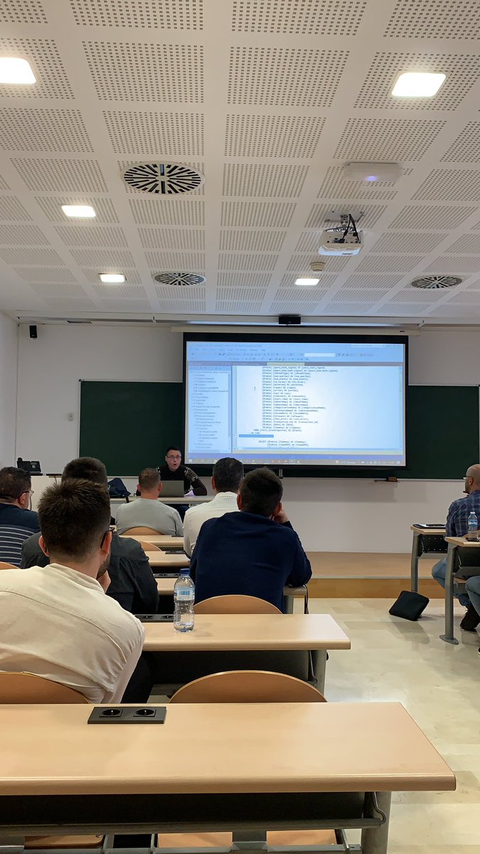 ambynet's tweet image. Disfrutando de la sesión de @enriquecatala sobre #DirectQuery en @MSPowerBI #BuenasPracticas en #PowerBIDay con @sumamoos @VerneGroup  @Anaya_Multimed en #PowerPlatformAlicante