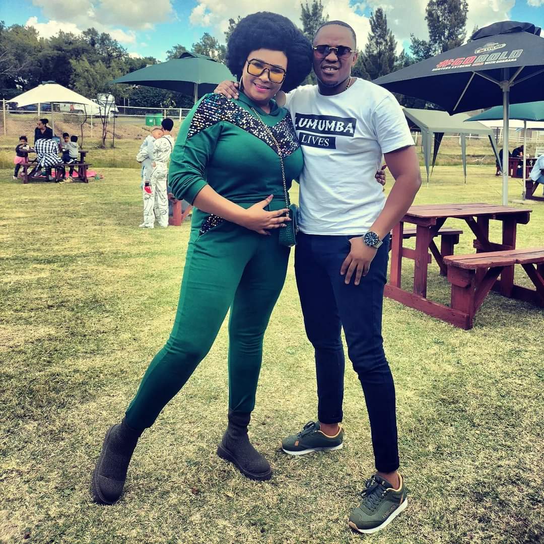 Landlords_SA's tweet photo. Our CEO and Founder with @HOMEGROWN__Farm @radio_homegrown
Will be giving away one lucky winner of our New Kulture Edition Sneaker.
#landlordsfootwear
#sneakers
#djsbulive
#DJSBU https://t.co/c7xBBbh9kK