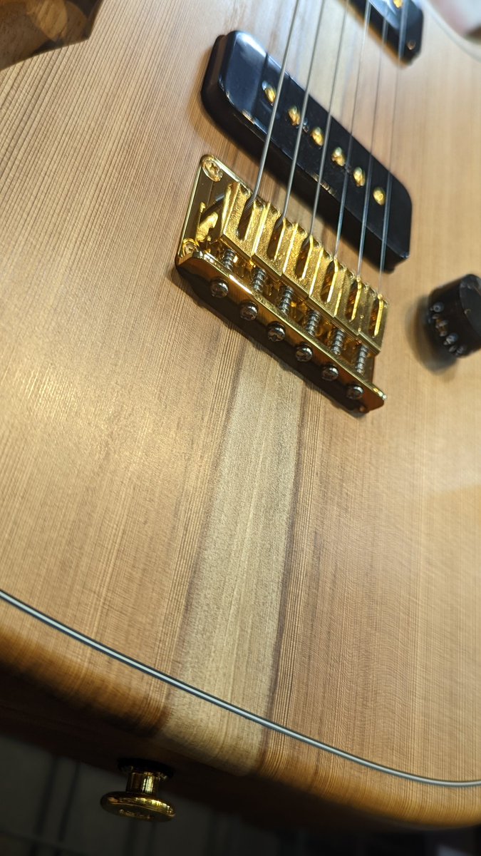 red_guitars_'s tweet photo. 小林です。
なんだこれは!
アコースティックな鳴り。。エレキとは思えません〜
トップ材の杉もエキゾチックで木目好きにはたまりません🥰

DEVISER ROSETTA VESSEL-’21WSE OSG NA/OIL 【Deviser One Day Guitar Show 2021】 https://t.co/dXBPb3HueB
#RedGuitars #MPCstore #MPCguitars #rosseta https://t.co/hv6bZxd4HF