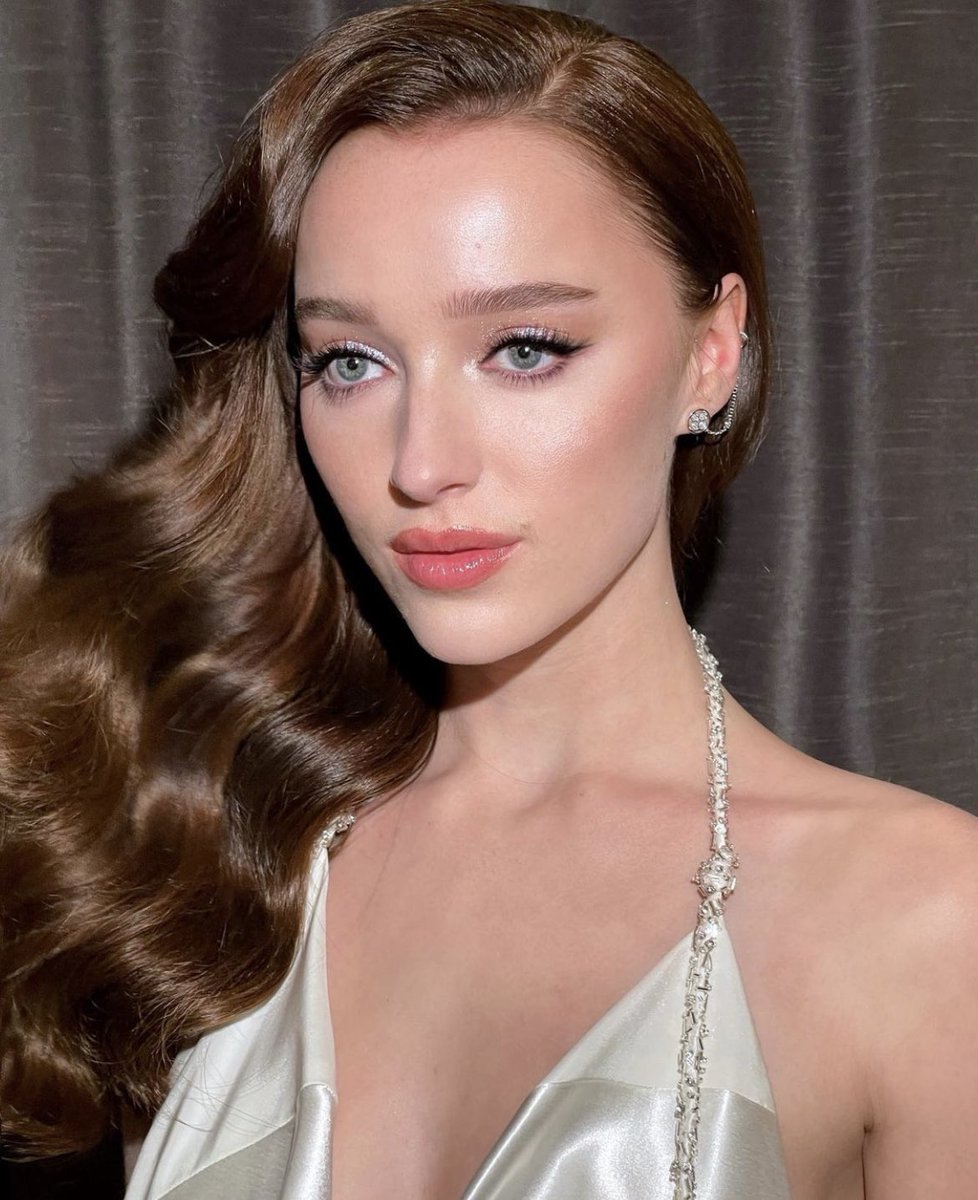 FilmUpdates's tweet photo. Phoebe Dynevor for Vogue’s #MetGala pre-party https://t.co/5jlwFUq3PD