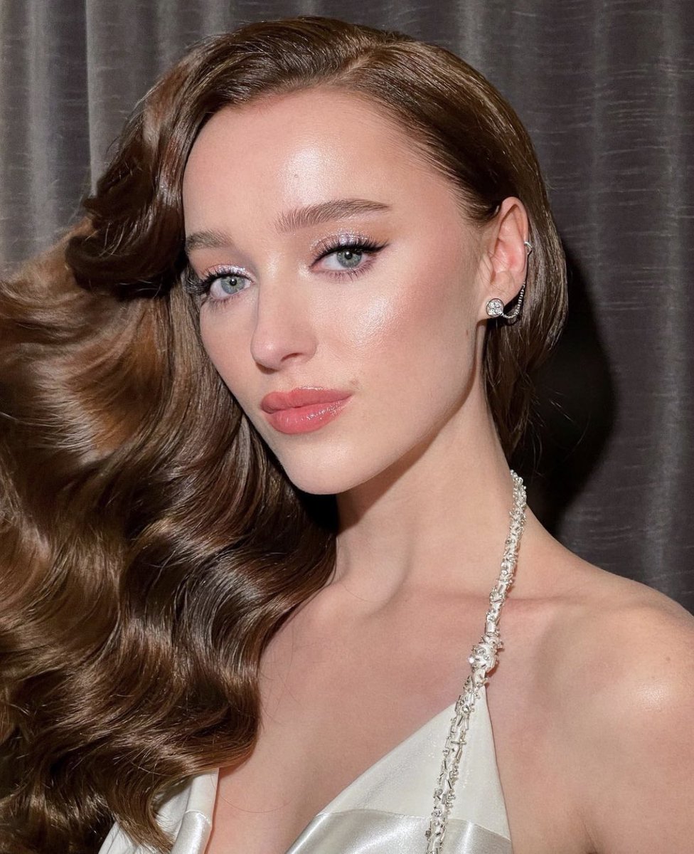 FilmUpdates's tweet photo. Phoebe Dynevor for Vogue’s #MetGala pre-party https://t.co/5jlwFUq3PD