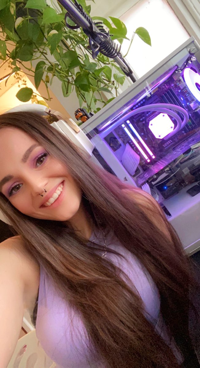 UlrikkeHB's tweet photo. some days you just gotta match your clothes and makeup to your pc right? https://t.co/kxuIKgjRXo