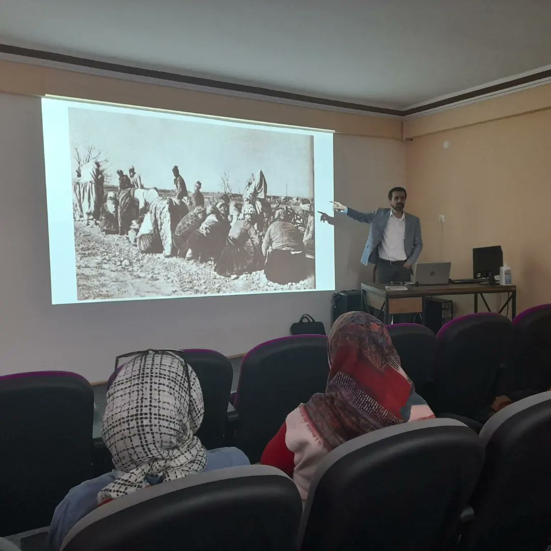 Kadın kültür evlerimizde,tarihimizi anlatmak,sevdirmek ve tarih bilincini artırmak amacıyla;akademisyenlerimiz,öğretmenlerimiz ve tarih alanında uzman seçkin bir ekiple, Milli Mücadelede kadın kahramanlar, Büyük Taarruz ve Kadınanalar başta olmak üzere bir çok konu anlatılıyor.