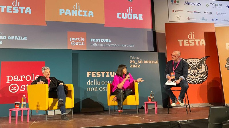 Ultime notizie!
Anche se si diventa un personaggio pubblico, si rimane sensibili alle cattiverie.

<a href="/Estetistacinica/">Cristina Fogazzi</a> sul palco di #paroleostili
con @catlatorre e <a href="/EdTv/">Enrico Marchetto</a>