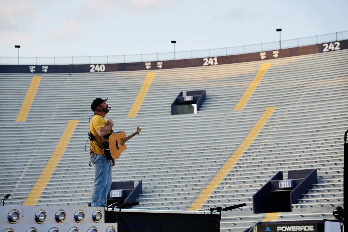 Garth Brooks tweet media
