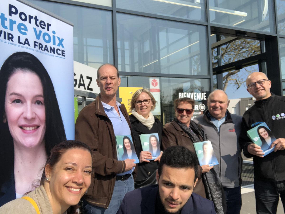 SarahNerozziB's tweet photo. ☀️ Sur le terrain hier et aujourd’hui pour venir à votre rencontre et échanger autour de ma candidature aux élections législatives 🇫🇷

La Grande consultation est bel et bien lancée. Rdv dès demain sur vos marchés ! 🚀

#legislatives2022
#SNB2022 https://t.co/f5Za1c7hJH