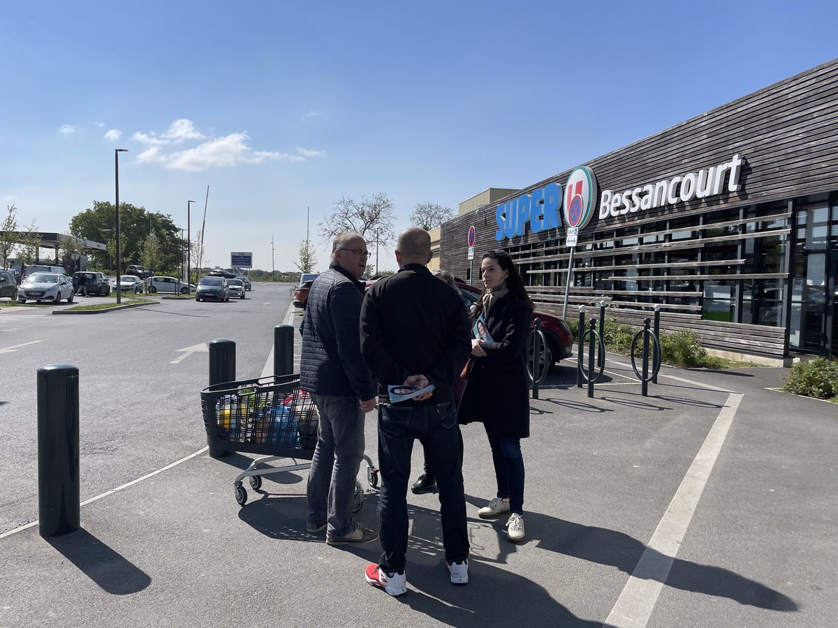 SarahNerozziB's tweet photo. ☀️ Sur le terrain hier et aujourd’hui pour venir à votre rencontre et échanger autour de ma candidature aux élections législatives 🇫🇷

La Grande consultation est bel et bien lancée. Rdv dès demain sur vos marchés ! 🚀

#legislatives2022
#SNB2022 https://t.co/f5Za1c7hJH