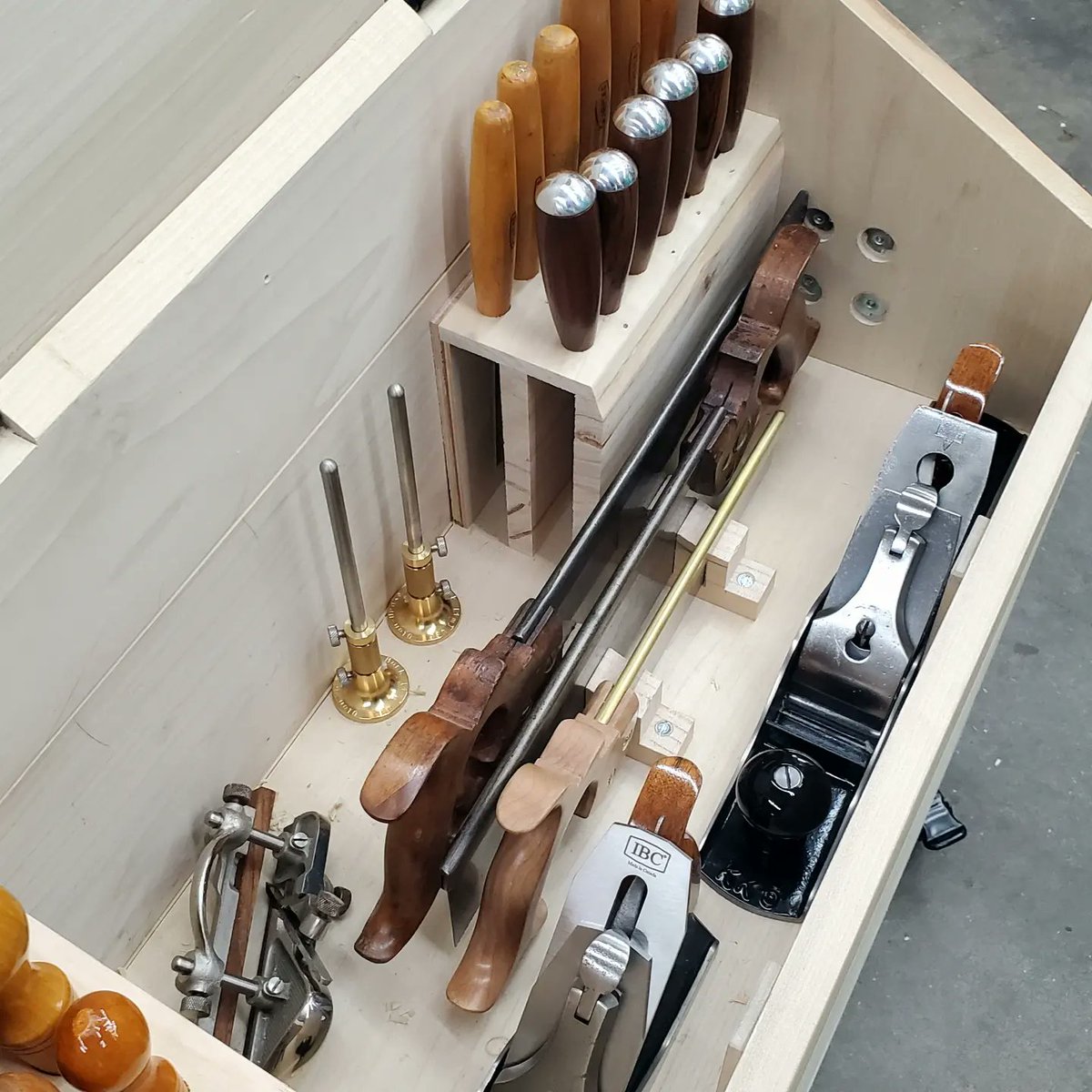 MosquitoMade's tweet photo. Decided to ditch the panel saws and just go with the back saws. Opens up some much needed space. Also screws from the outside to mount the screwdriver rack. Starting to come together now!
#woodworking #handtools #vintagetools #tools #toolchest #screwdrivers #saws #handsaws https://t.co/BmLkBmjhNX