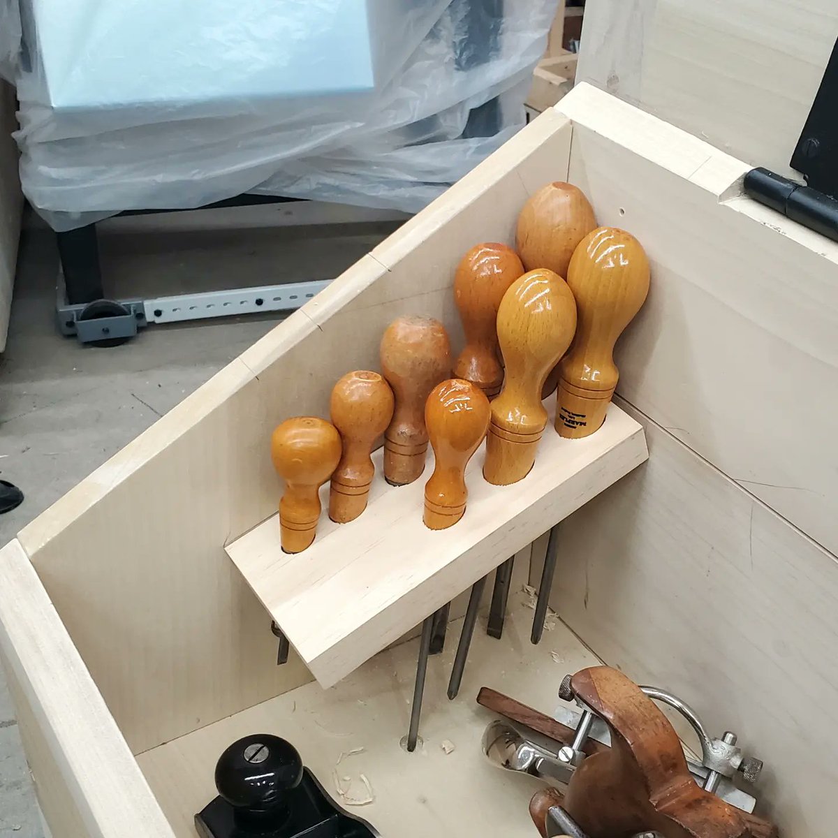 MosquitoMade's tweet photo. Decided to ditch the panel saws and just go with the back saws. Opens up some much needed space. Also screws from the outside to mount the screwdriver rack. Starting to come together now!
#woodworking #handtools #vintagetools #tools #toolchest #screwdrivers #saws #handsaws https://t.co/BmLkBmjhNX