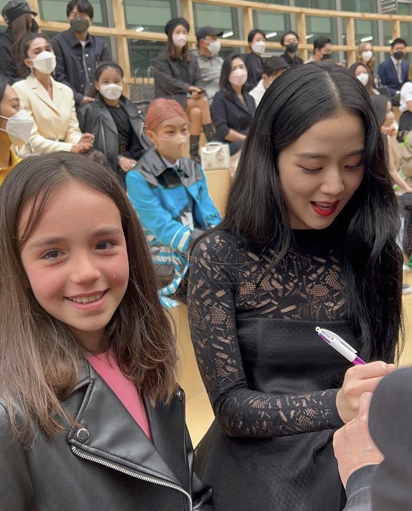 babysoopink's tweet photo. Según la mamá, su hija estuvo llorando  por 15 minutos cuando conoció a Jisoo

EWHA DIOR SHOW WITH JISOO
#JISOOxDiorFall22
#디올x지수_이화여대패션쇼 https://t.co/tMJrflUnN2