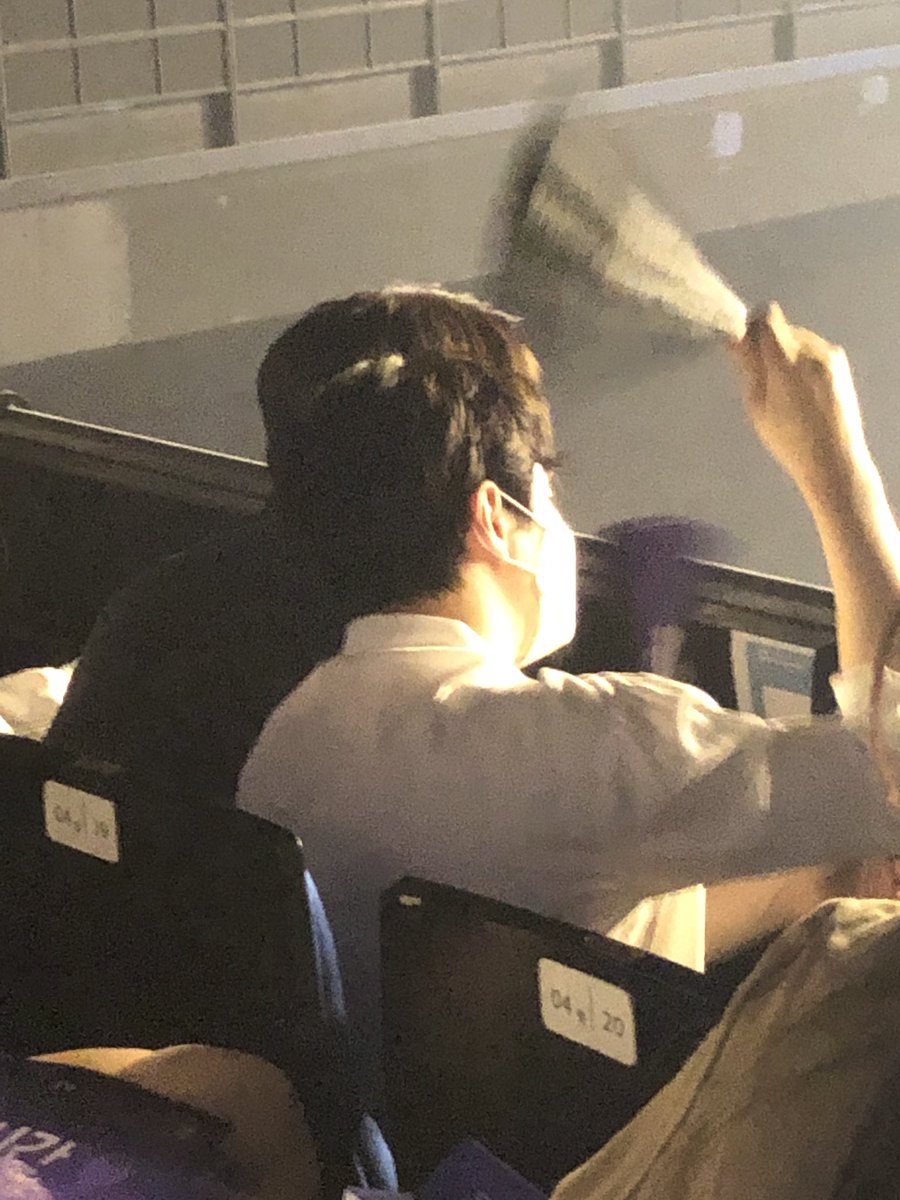 meowjunho's tweet photo. 난간에 클래퍼 치는 남자 어때? https://t.co/ROU4dDpVnk
