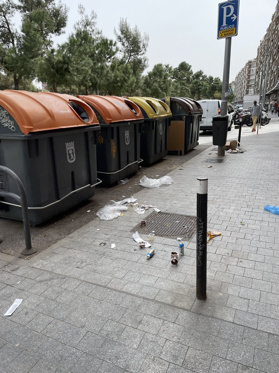 jmsobrin's tweet photo. @Lineamadrid esta es la Avenida del Manzanares esquina con calle Orgaz, día tras día así nos encontramos las aceras los vecinos… https://t.co/7pwtNKhqDS