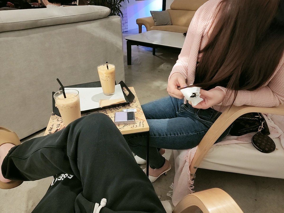 lemonbukeo's tweet photo. 자리가읍네요ㅜㅜ구석에박혀서
#무즐라 #부커 https://t.co/OzQmB6m4LV