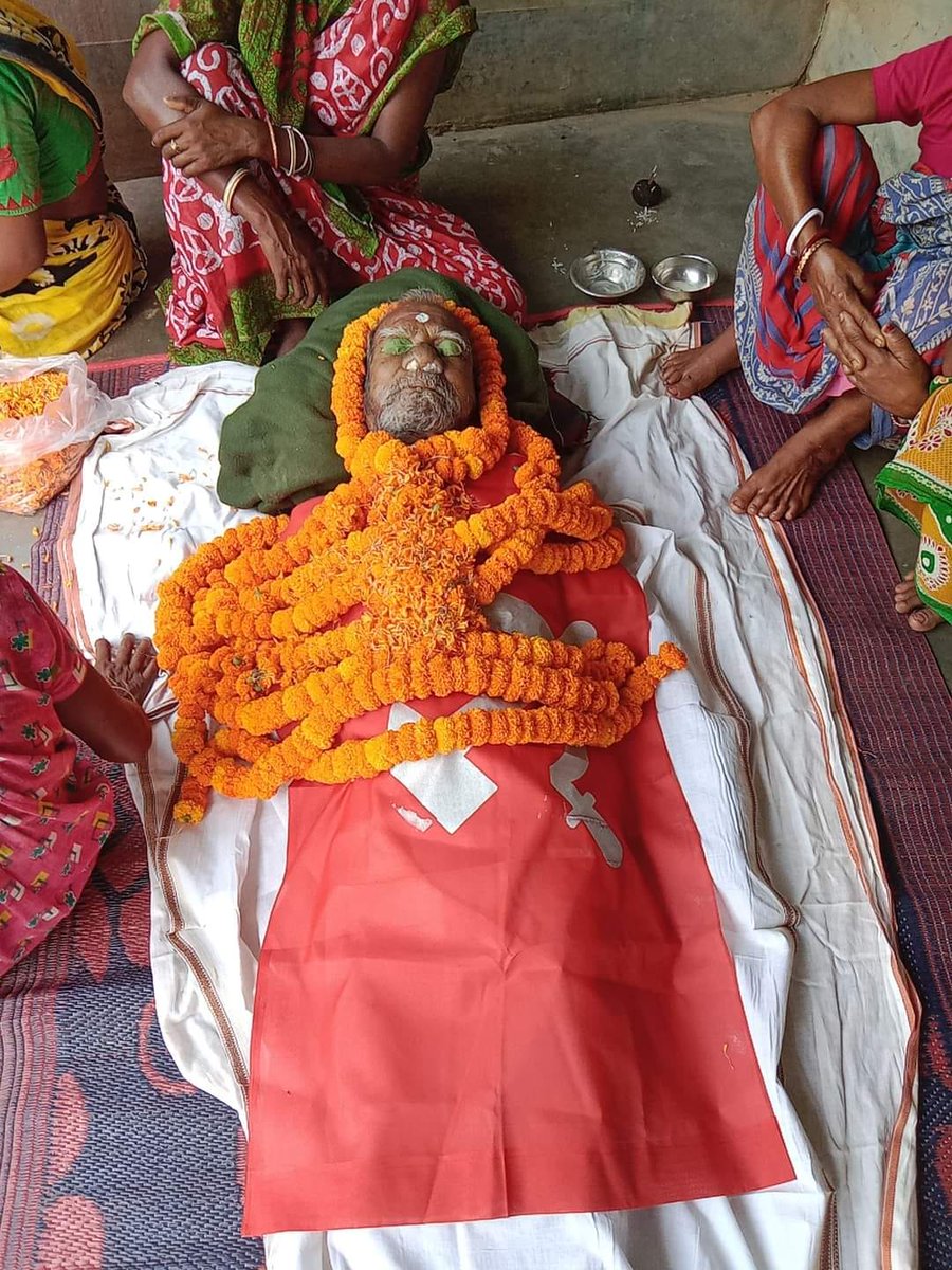 mishra_surjya's tweet photo. "এখানেই পোঁতা আছে আমার বাপ, ঠাকুরর্দা, কৃষকের চোদ্দ পুরুষের টাটকা লাশ" বলেছিলেন তিনি।
বাঁকুড়া জেলার বিষ্ণুপুর। বাঁধগাবা কৃষক আন্দোলনের অগ্রনী নেতা কমরেড রবি লোহারকে ২০১৭সালের ফেব্রুয়ারি মাসে বিষ্ণুপুরে কৃষকসভার রাজ্য সম্মেলনে  সম্বর্ধনা জানানোর সুযোগ হয়েছিল।
লাল সেলাম কমরেড। https://t.co/tkEiYeQl3R