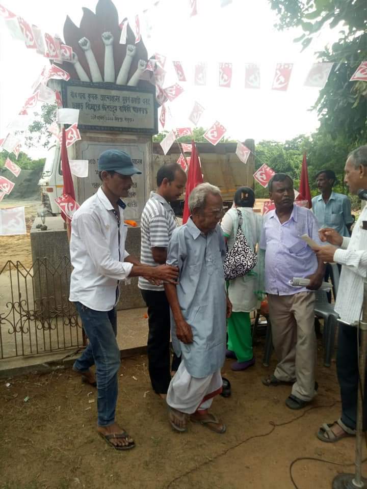 mishra_surjya's tweet photo. "এখানেই পোঁতা আছে আমার বাপ, ঠাকুরর্দা, কৃষকের চোদ্দ পুরুষের টাটকা লাশ" বলেছিলেন তিনি।
বাঁকুড়া জেলার বিষ্ণুপুর। বাঁধগাবা কৃষক আন্দোলনের অগ্রনী নেতা কমরেড রবি লোহারকে ২০১৭সালের ফেব্রুয়ারি মাসে বিষ্ণুপুরে কৃষকসভার রাজ্য সম্মেলনে  সম্বর্ধনা জানানোর সুযোগ হয়েছিল।
লাল সেলাম কমরেড। https://t.co/tkEiYeQl3R