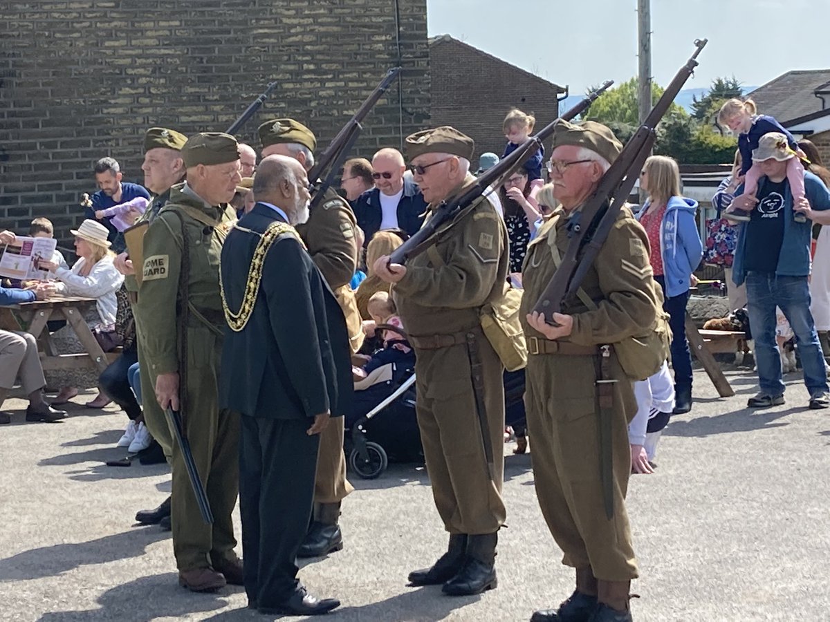 Nottyowram's tweet photo. Opening ceremony done. Scarecrows, entertainment and food for the rest of the weekend! https://t.co/iQAlCvL1H5