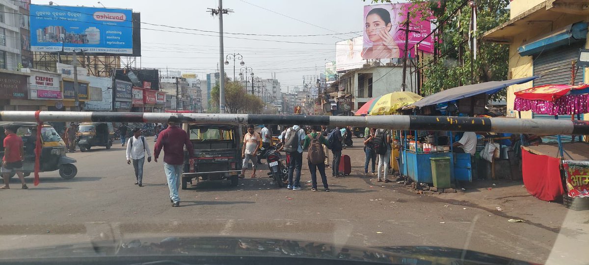 anilmarar's tweet photo. @RailMinIndia @RourkelaMC   @Indianrailway18 @IndianRailMedia These are pics taken in Railway Station Parking gate.. Really disgusting to see autos parking in front of the gate and putting us in difficulty to cross inside the parking area and also leaving the parking.pls action https://t.co/gRQ81GFJI0