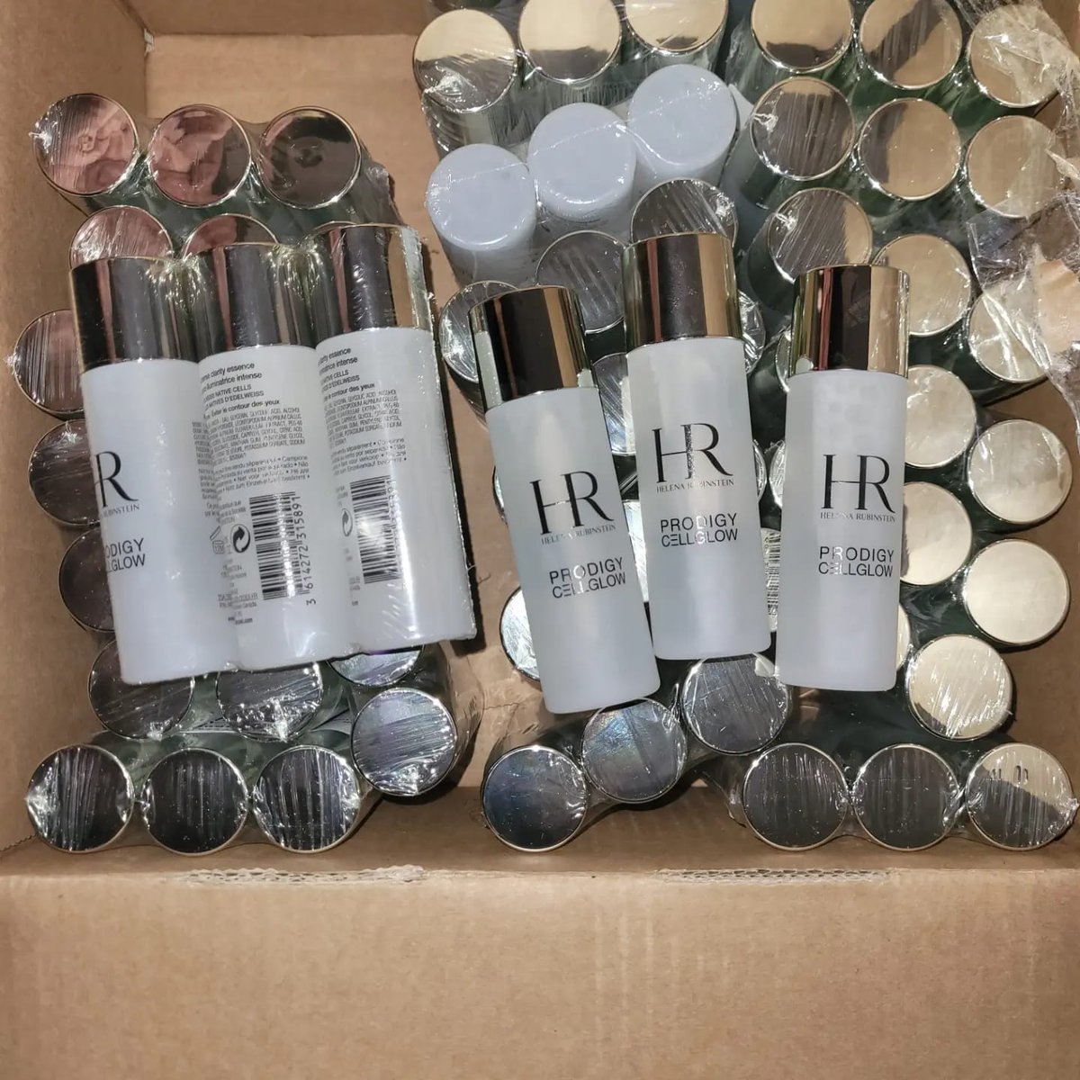 EmbraceErica's tweet photo. We had the pleasure of meeting Amy from @niagarasmobilecloset today. Amy connected with us and donated a very generous amount of liquid foundation, a donation they recieved from @BrandsForCanada 
We are thankful that you thought of us for this donation. https://t.co/U7ZM7XTwv3
