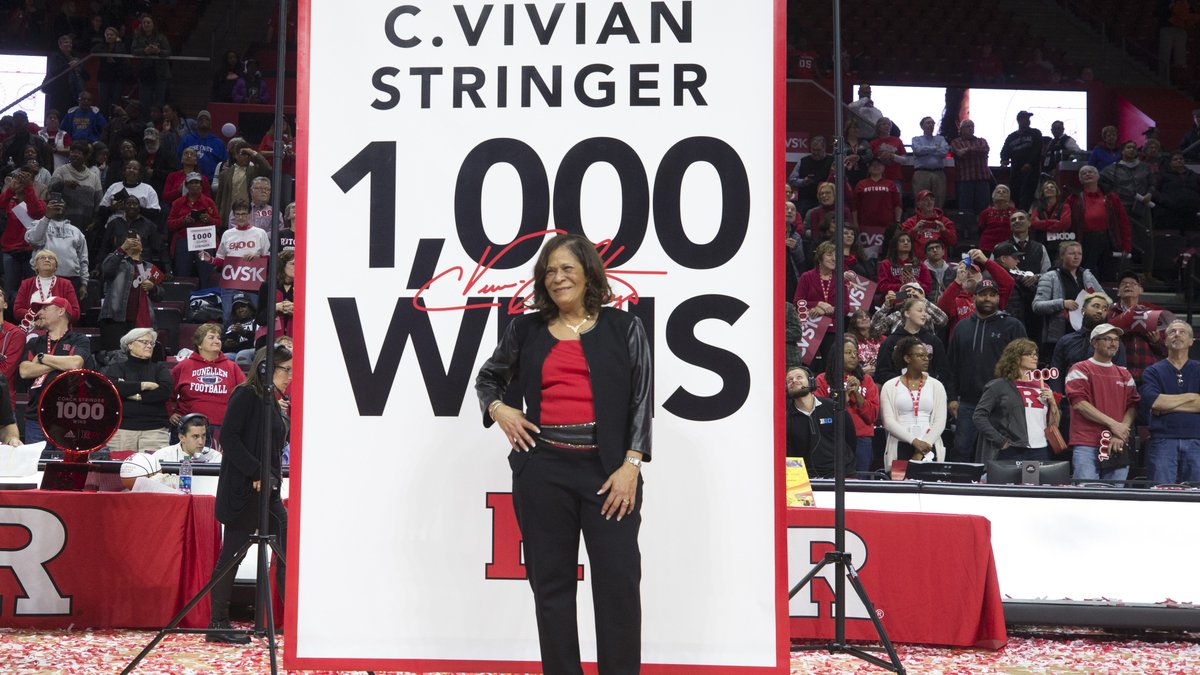 World Reacts to Coach Stringer's Retirement / Twitter