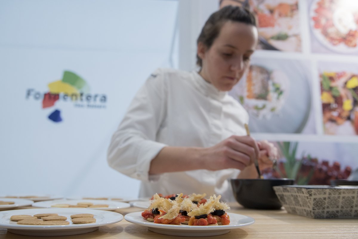MiradasViajeras's tweet photo. 📺#MVMagTV22 @visitformentera 

Cada día que miras al mar en #Formentera es diferente. #MartinaCacheiro nos propone un menú con una ensalada pajesa y un frito de pulpo. Siempre marinado con un #vino local.

@negocios_tv @MovistarPlus 
👇#TV
https://t.co/ZADZYLZp0B https://t.co/HRX7G3MiO9