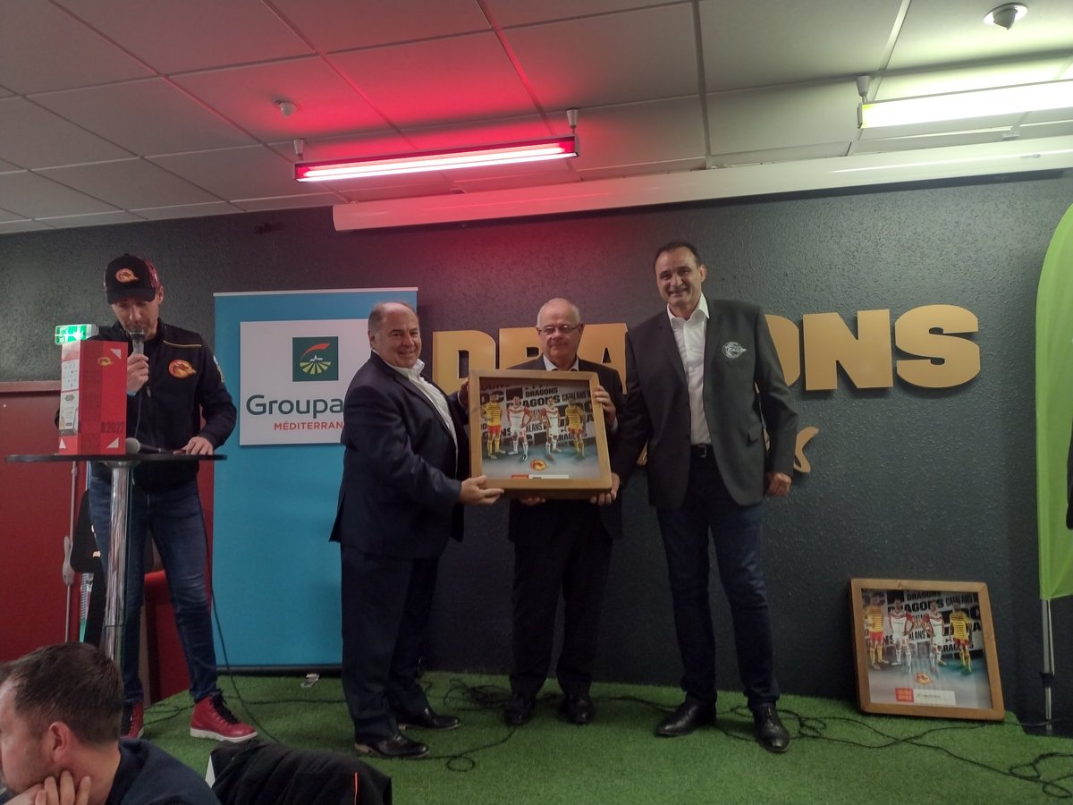 DominiqueDurini's tweet photo. @GroupamaMed était parrain du match des DRAGONS CATALANS hier soir à G.Brutus, large victoire contre CASTELFORD, belle soirée, félicitations aux joueurs.
Les Présidents G.Majoral et J.P Constant ont reçu un beau cadeau des mains du Président B.Guasch. https://t.co/AjhvOne00j
