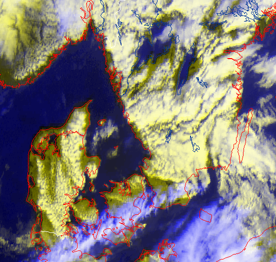 dmidk's tweet photo. Er #skyer bange for #vand? Man kunne få tanken, når man kigger på satellitbilledet fra denne eftermiddag. Men nej, det er en helt anden mekanisme, der er på spil. Læs mere her: https://t.co/U9Wjenw5TE
Læg mærke til skyen over Læsø, og de skyfrie svenske søer. https://t.co/O5fM1FO5Lv