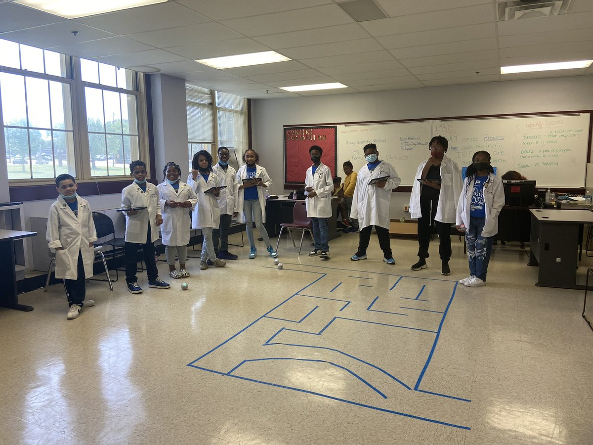 MSCS_CCTE's tweet image. Creating robots 🤖 is what we do! Students from across the district participated in CCTE’s first ever Robotics competition! Can you guess who the Code Buster of the Year was? 🦾🦿🤖 #CCTEReadyGrad