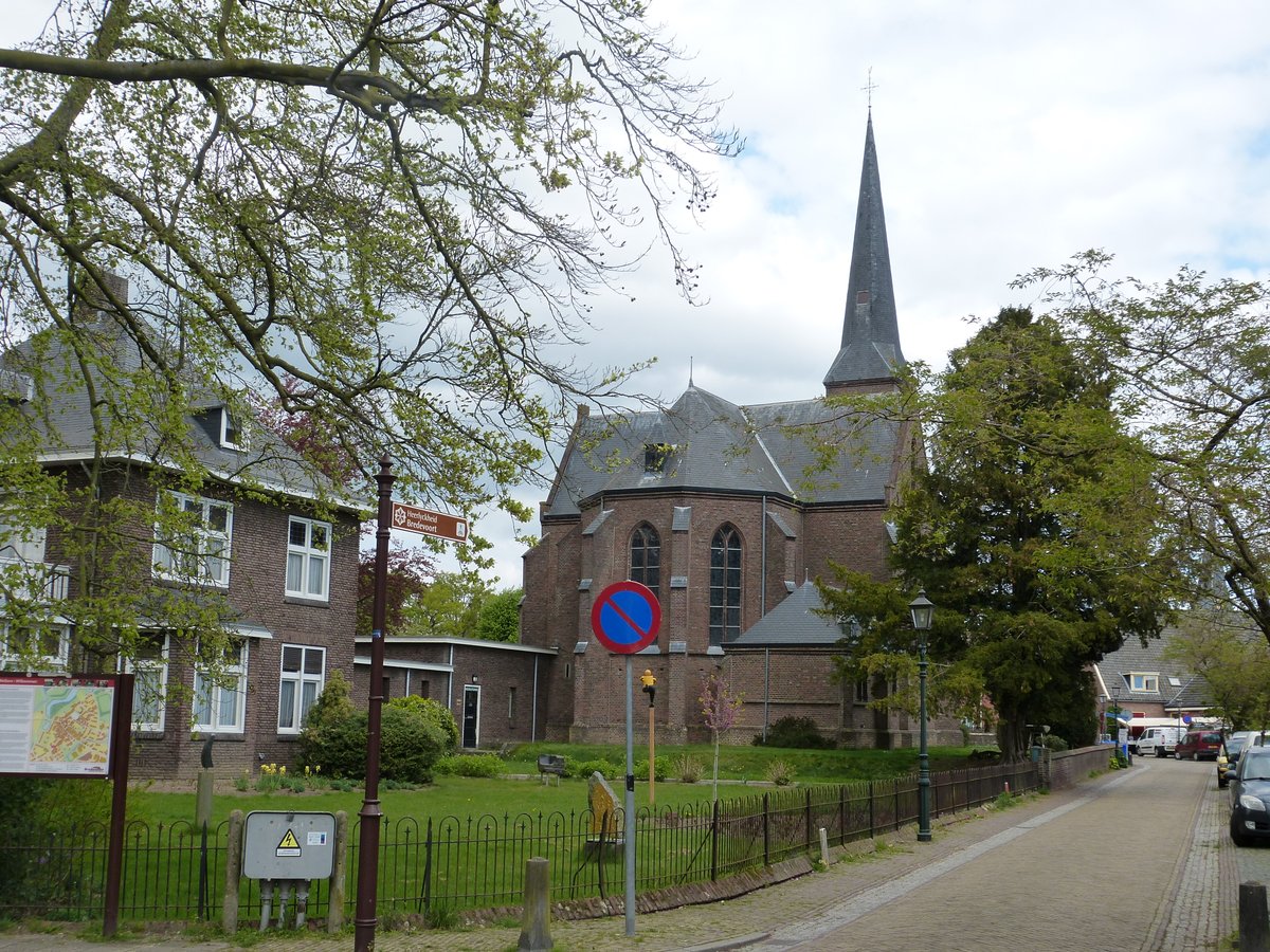 Ik begon vandaag foto's te maken, nadat ik bij een tuincentrum en de Koppelkerk was geweest. Als eerste kwam ik de oude katholieke kerk in Bredevoort tegen.
