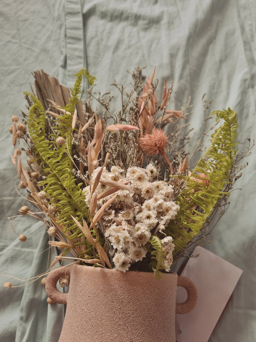 chamoulie's tweet photo. Bought some dried flowers ♡ https://t.co/aE58K3fM69
