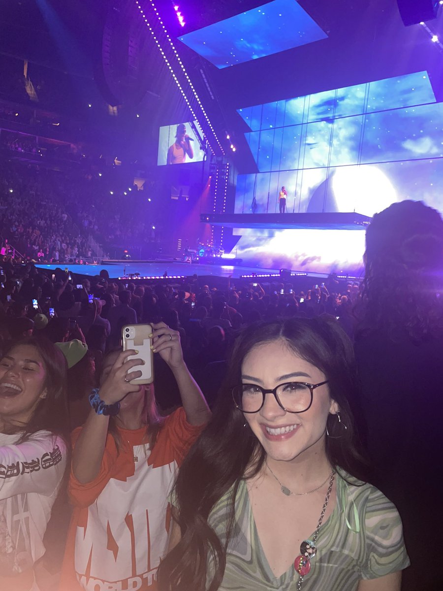 jaquellyynnn's tweet photo. beliebers 4 life 💜 #JusticeTourHouston @justinbieber @jaaiibabe https://t.co/UAcTERJEQZ