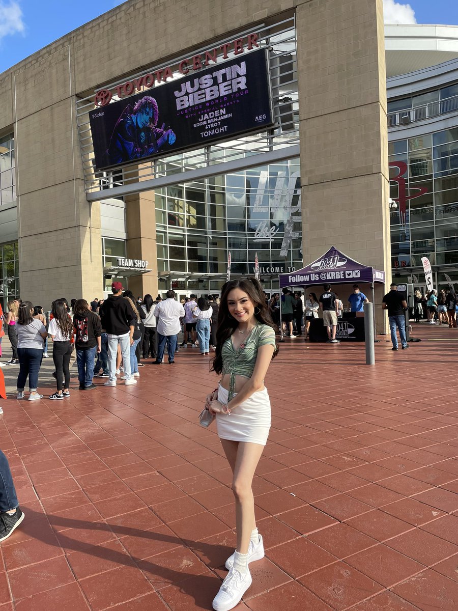 jaquellyynnn's tweet photo. beliebers 4 life 💜 #JusticeTourHouston @justinbieber @jaaiibabe https://t.co/UAcTERJEQZ