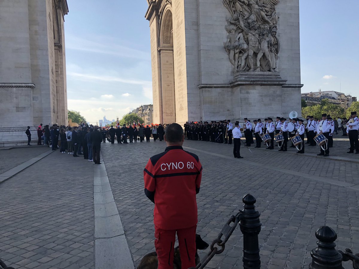 dorianvaillant's tweet photo. Nos pompiers du @SDIS60 à l’honneur aujourd’hui à la madeleine et au ravivage de la flamme à l’arc de triomphe et en particulier nos pompiers cynophiles https://t.co/oKmcIb4Kou