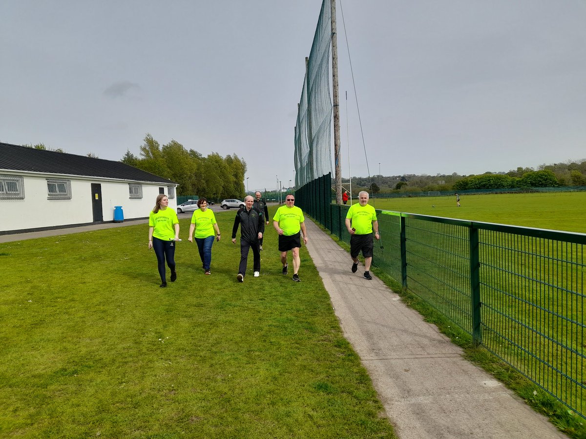 NemoRangersGAA's tweet photo. Well done to @mahony_ray whom called into Nemo this afternoon on his walk #MILESFORMICK. Thanks to the footballers and @rockchapelgaa for their time before their game. Best of Luck Ray and best wishes to Mick @bishopstowngaa To donate https://t.co/jwzI6nAkAw. https://t.co/EkFXPfln26
