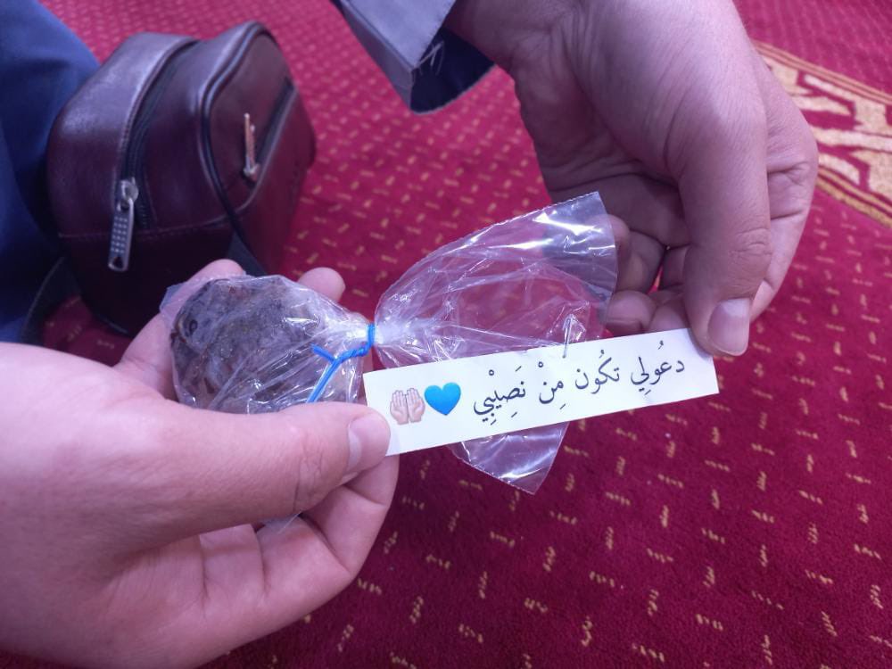 adhamsharkawi's tweet photo. "ادعوا لي تكون من نصيبي"
وزّعها شاب على المصلين في مسجد الفرقان  
:
بينما ترى أنك شخص في هذا العالم 
هناك شخصٌ يرى أنك كل العالم ❤️ https://t.co/JK8YU2VHnM