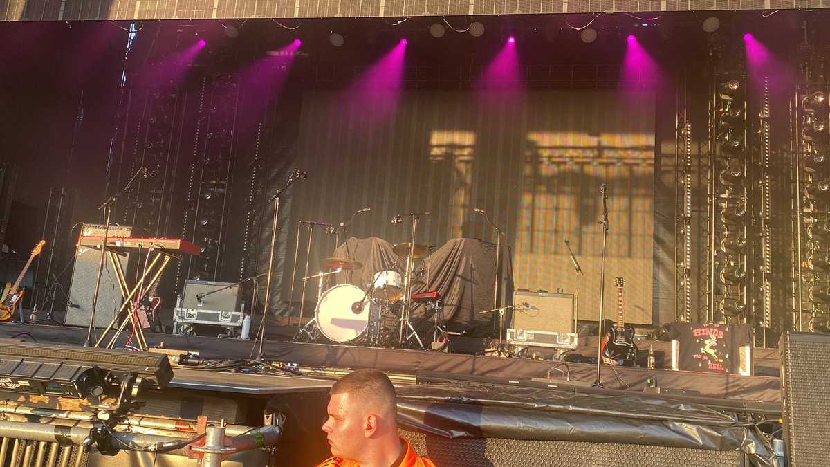 CALM_Updates's tweet image. Stage ready for @hindsband ! #TakeMyHandBudapest