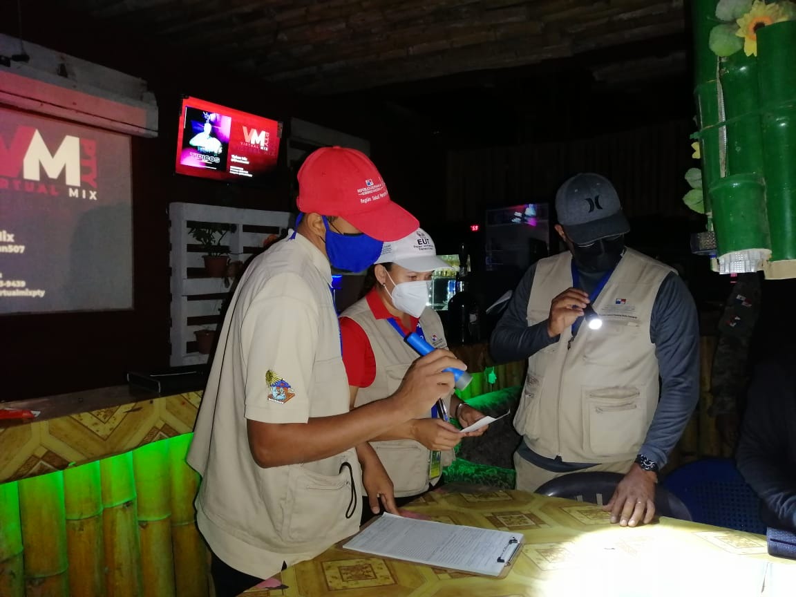MINSAPma's tweet photo. #PanamáEste | Llevamos a cabo un operativo nocturno en conjunto con @aduanaspanama Y @senafrontpanama, se inspeccionó a los establecimientos en el área de Torti, encontrando incumplimientos de las normas sanitarias, que ponen en riesgo la salud pública. https://t.co/7AqeA6jexP