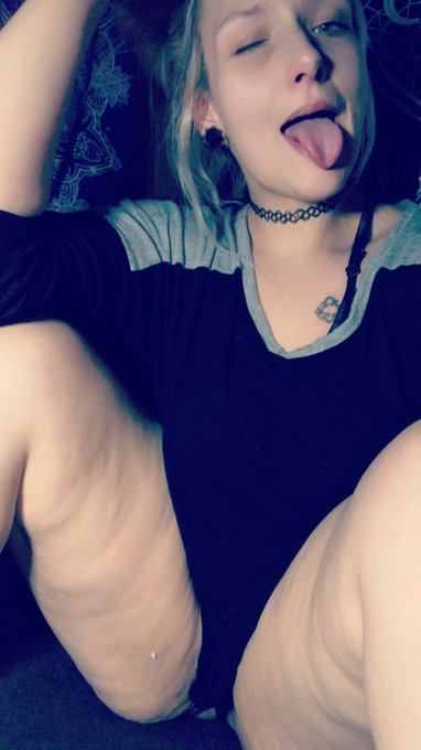 🖤Miss Angeline🖤 - Being bratty comes naturally. Fund my life losers, it’s all you’re good for. @retweeter__king @rtfindomxx @RTSIMP4Feet @RTfindom23 @rtfemdom1 @RtSlaveForDomme https://t.co/T22pX5IY4a
