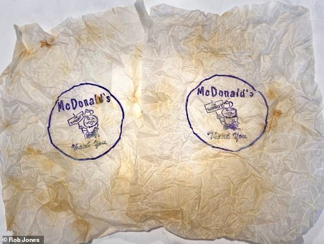 TheNorskaPaul's tweet photo. McVintage 😂
Rob Jones found 63-year-old #McDonalds wrappers hidden behind a wall while renovating his home - including an order of FRIES, in #CrystalLake #Illinois
The wrappers feature a vintage logo and the long-gone mascot #Speedee who predated #RonaldMcDonald🍔🍟 😂 https://t.co/3CCeJC4LWX
