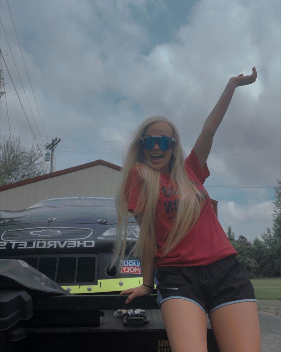 Raceylaci's tweet photo. Hey hey it’s raceday!!! Hoping the rain holds off for $1200 to win tonight at Highland Rim Speedway!! #66in22 #raceylaci @LiquiMolyUSA https://t.co/f6NbmcEW2x