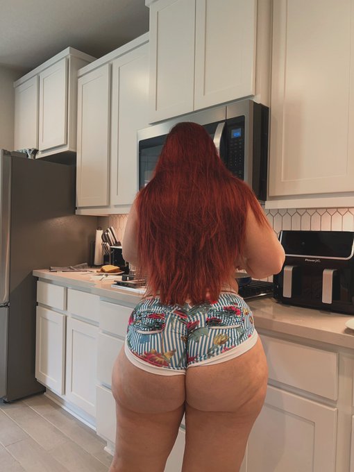 Watch BellaMkay's leaked NSFW photo on TwXstars