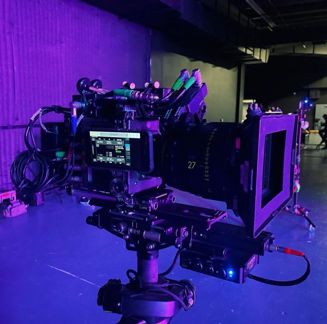 lenstoolkit's tweet photo. Very nice Steadicam built, featuring ARRI/Zeiss Master Primes🤩
📸 IG: max_batchelder
#arri #alexamini #zeiss #masterprimes #primelens #steadicam #mattebox #behindthescenes #cameradept #filmproduction #productionlife #focuspulleratwork #camerarental #visuals #camerasetup https://t.co/IHfOF7VX55