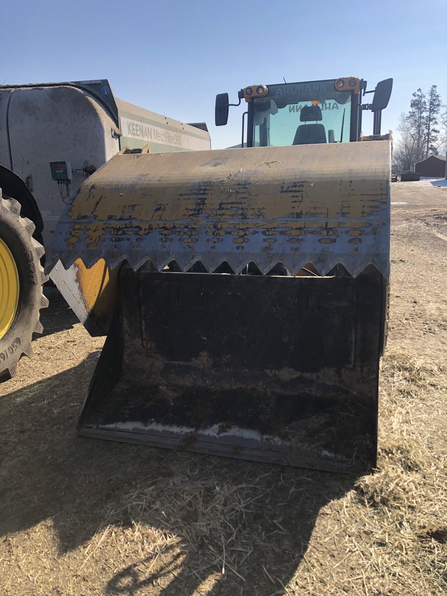 Was checking out a customers place the other day. What an amazing job at defacing. And the silage was sliced so nice! #KEENAN #sheargrab #shear