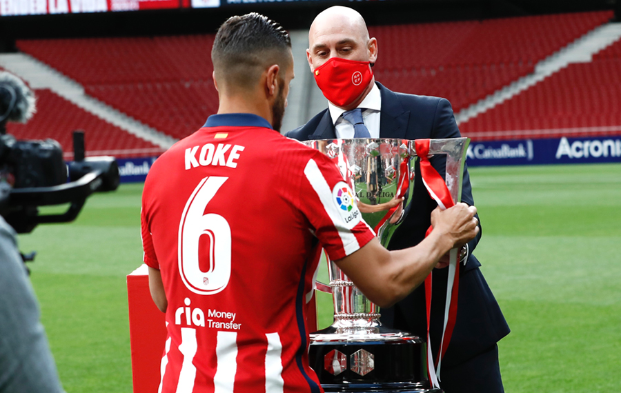 jorgepravia's tweet photo. Cuando es el Atlético de Madrid o el FC Barcelona, el amigo de Piqué baja sonriente al césped a entregar el trofeo. Cuando es el Real Madrid no se mueve del palco.

Pero para el amigo de Piqué todos los clubes son iguales https://t.co/8YgXWCcPrb