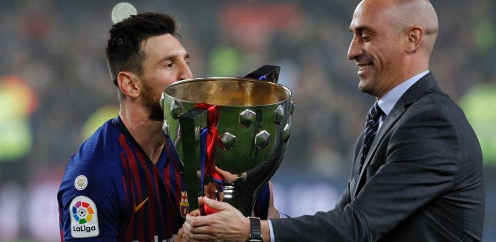 jorgepravia's tweet photo. Cuando es el Atlético de Madrid o el FC Barcelona, el amigo de Piqué baja sonriente al césped a entregar el trofeo. Cuando es el Real Madrid no se mueve del palco.

Pero para el amigo de Piqué todos los clubes son iguales https://t.co/8YgXWCcPrb