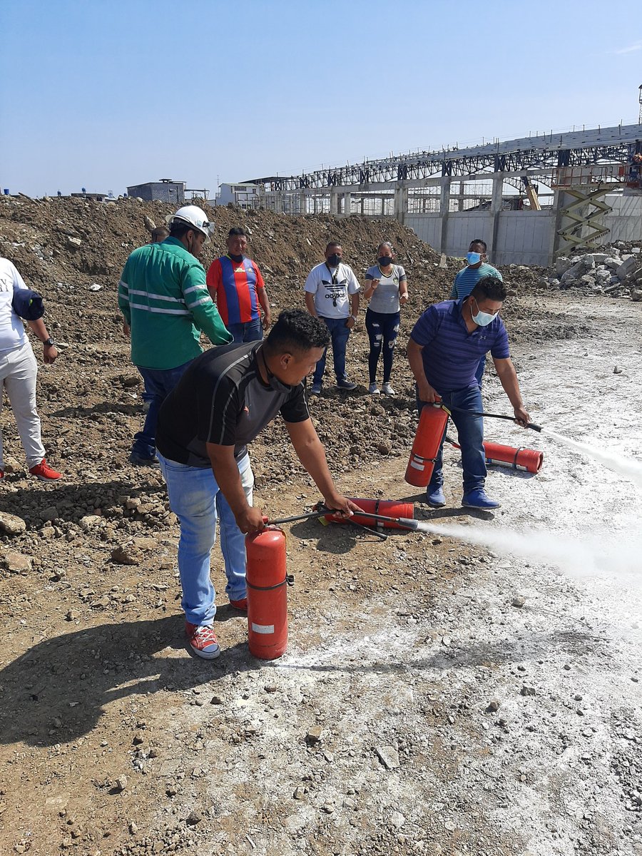Vera74Carlos's tweet photo. Capacitación al equipo liderman en uso de extintores https://t.co/PImlEnb9DO