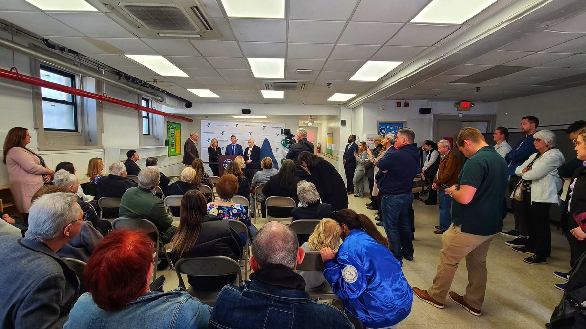emiliainnyc's tweet image. Full house of Greenpointers joining @RepMaloney @SenSchumer to make @assemblymanjoe&apos;s Joseph R. Lentol Post Office official 🥳